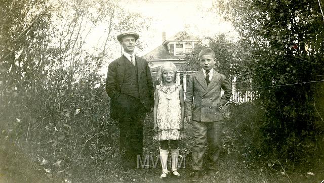 KKE 046.jpg - Od lewej: August Orzechowski brat Adama Orzechowskiego z dziećmi Aliną i Zygfryded, Kanada, lata 30-te XX wieku.